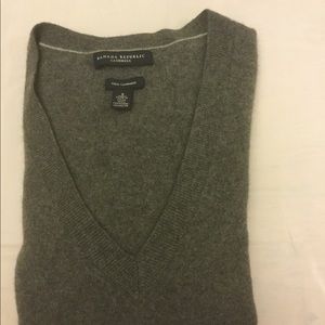 Banana republic cashmere V neck sweater small S